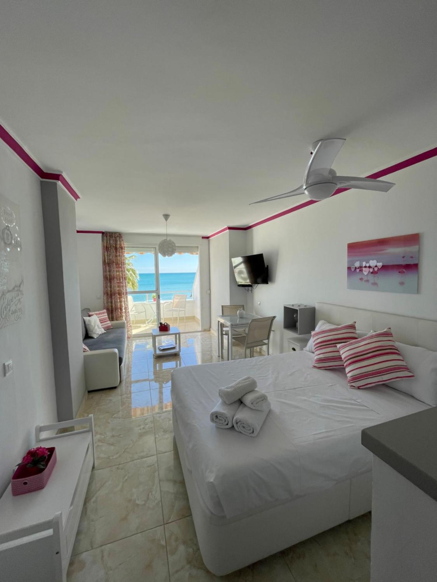 Roca Chica. Studio - First Line Beach Torremolinos Bagian luar foto