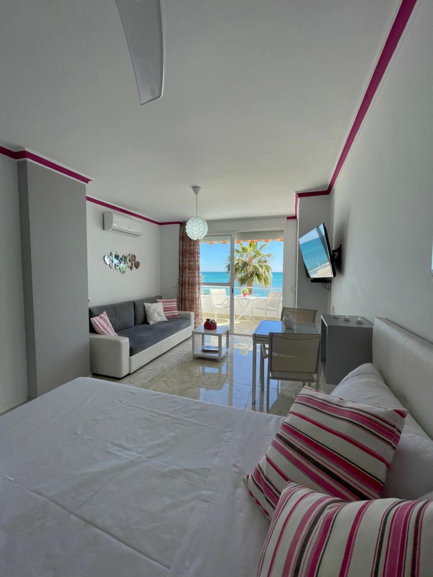 Roca Chica. Studio - First Line Beach Torremolinos Bagian luar foto