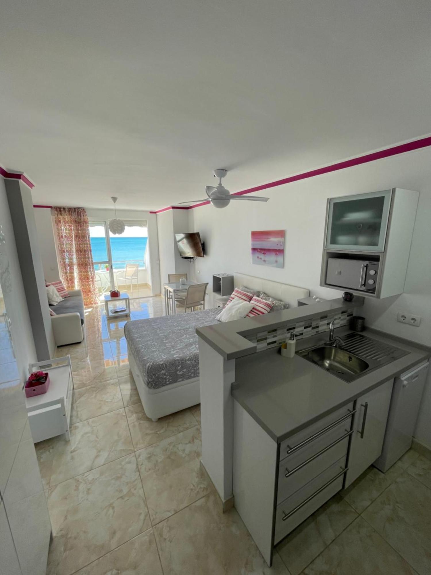 Roca Chica. Studio - First Line Beach Torremolinos Bagian luar foto