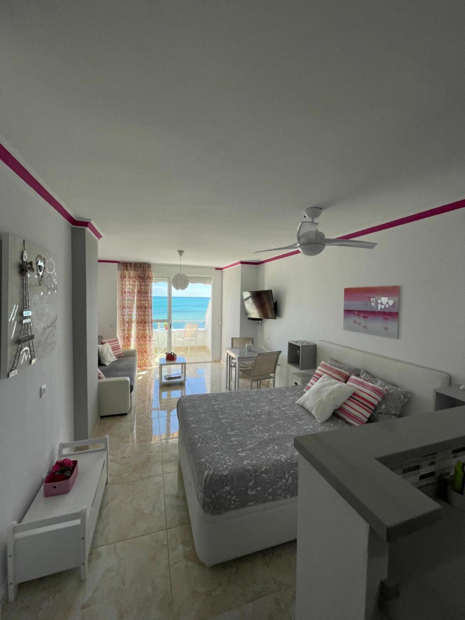 Roca Chica. Studio - First Line Beach Torremolinos Bagian luar foto