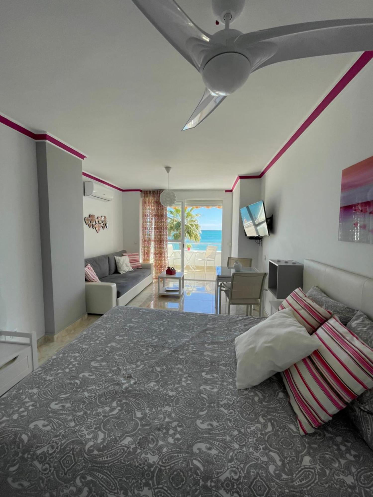 Roca Chica. Studio - First Line Beach Torremolinos Bagian luar foto