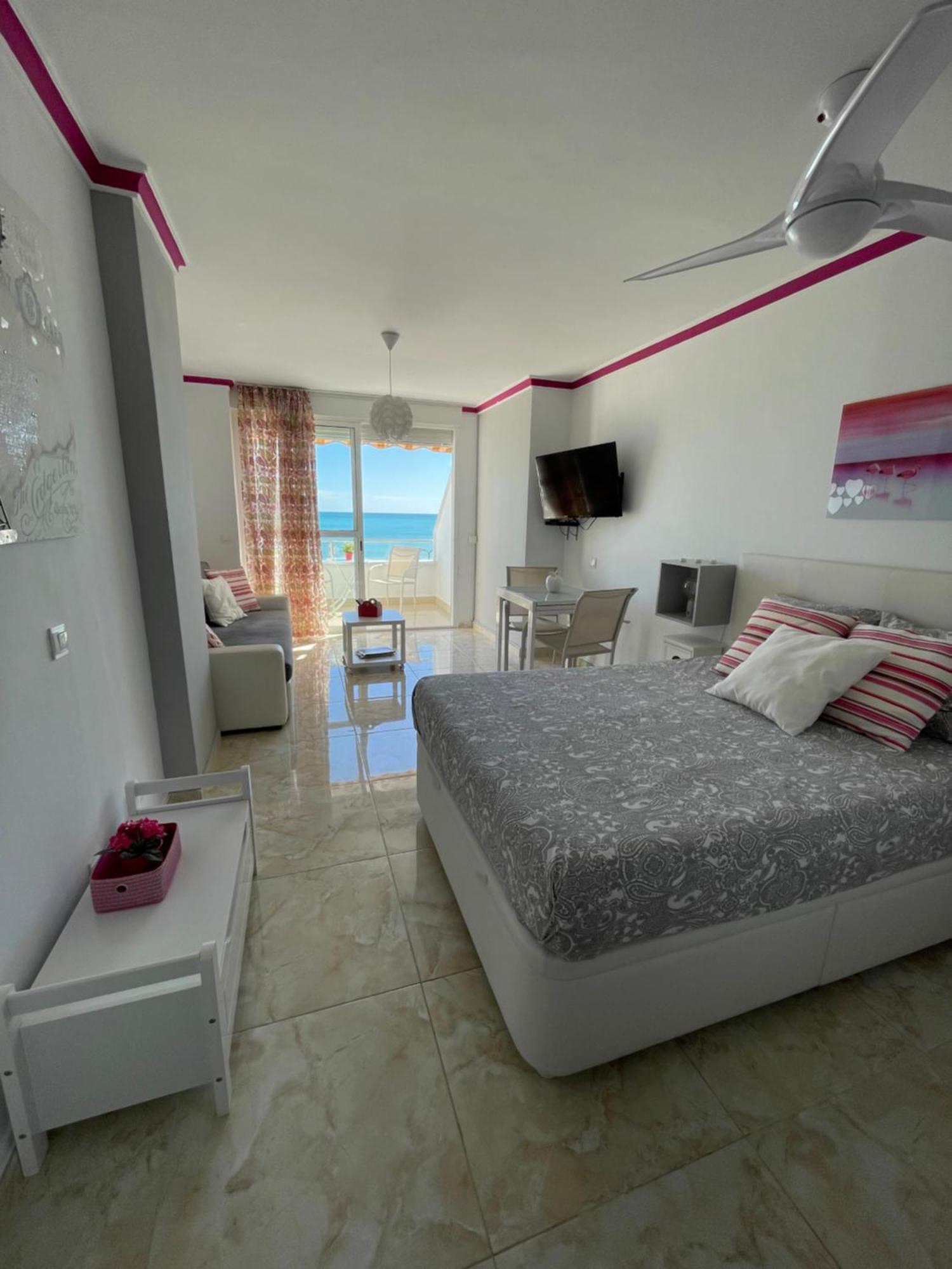 Roca Chica. Studio - First Line Beach Torremolinos Bagian luar foto