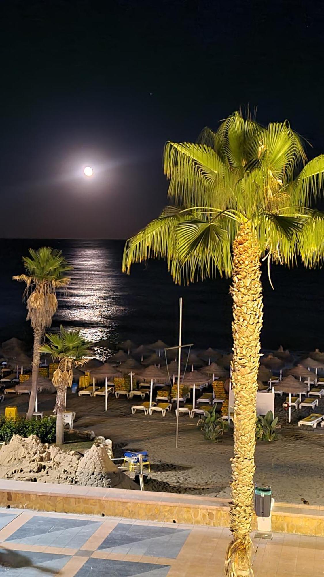Roca Chica. Studio - First Line Beach Torremolinos Bagian luar foto